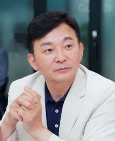 Jun 03, 2021 · 국민의힘 당대표 경선에 출마해 돌풍을 일으키고 있는 이준석 후보가 3일 제주를 찾은 자리에서 원희룡 제주도지사를 '훌륭한 대선후보'라고 평가했다.또 제주4.3을 '국가폭력에 의해 주민들의 희생'으로 정의하며 당 대표가 되면 국민의힘이 4.3에 대해 제주도민들이 만족할 만한 입장을 낼 수. 원희룡 지사, 대권도전 공식화..."조만간 당당하게 밝히겠다 ...