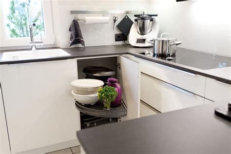 Granit arbeitsplatten sind der mittelpunkt jeder küche. Zeitlose Häcker Küche in weiß mit Granit-Arbeitsplatte und ...