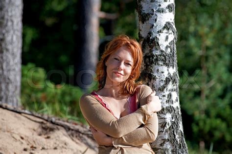 Rothaarige Erwachsene Frau In Düne Anlehnen Birke Stockfoto Colourbox