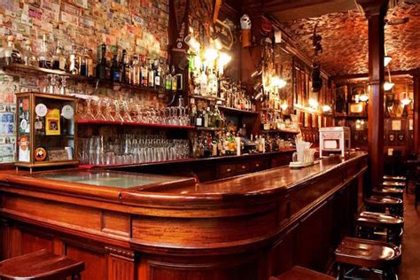 There are lots of different pubs and bars in paris you can visit when on holiday in paris, including places that offer live music combined with a restaurant. Harry's New York Bar in Paris - Le Fooding®