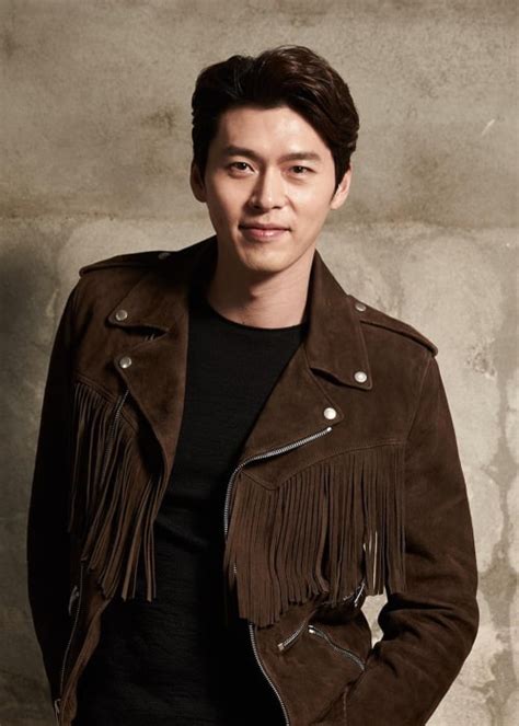 Lise günlerinde üst sınıftan bir arkadaşı ona tiyatro kulübüne katılmasını tavsiye etmiştir. Hyun Bin Height, Weight, Age Body Statistics - Healthy Celeb