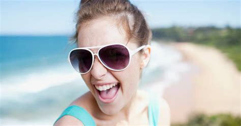 18 Worst Things About Wearing Sunglasses In The Summer Huffpost Canada