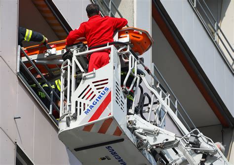 Feuerwehr Rettet Person Mit Drehleiter Aus Hochhaus Feuerwehr Thalheimat