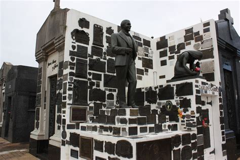 Posthumous homage of sinatra in el abasto, in. Tumba de Carlos Gardel en el cementerio de La Chacarita ...