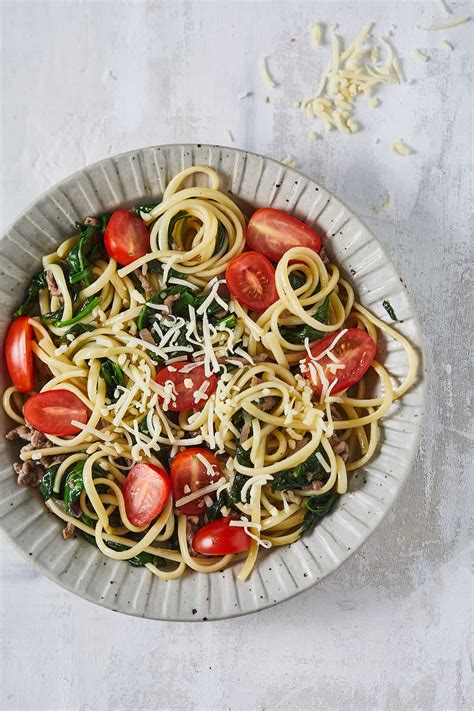 Gezonde pasta met spinazie en tomaat