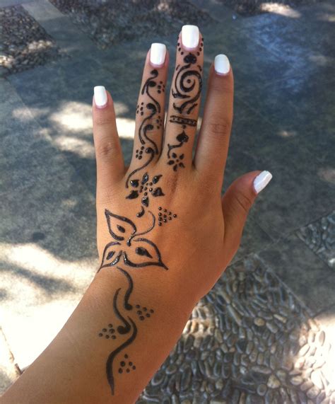 Simple Henna Tattoo On Hand Henné Tatouage Henné Modèles Tatouages