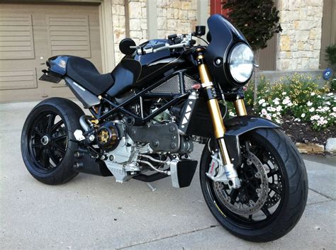 The ducati monster (called il mostro in italian) is a muscle bike designed by miguel angel galluzzi and produced by ducati in bologna, italy, since 1993. Ducati-Monster-Black-Color-Bike (avec images) | Moto et ...