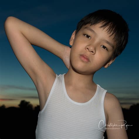 Boy, nakita ang kaniyang ama na karga ang. Korn Danviboon - Thai child singer, actor, and model.
