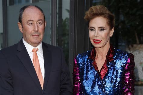 Federico jiménez losantos desvelaba el pasado lunes en su programa de radio que, un mes después de haber roto con luis gasset, ágatha ruiz de la prada se habría reconciliado con luis miguel rodríguez 'el chatarrero'. Ágatha R. de la Prada confirma su relación con 'El Chatarrero'
