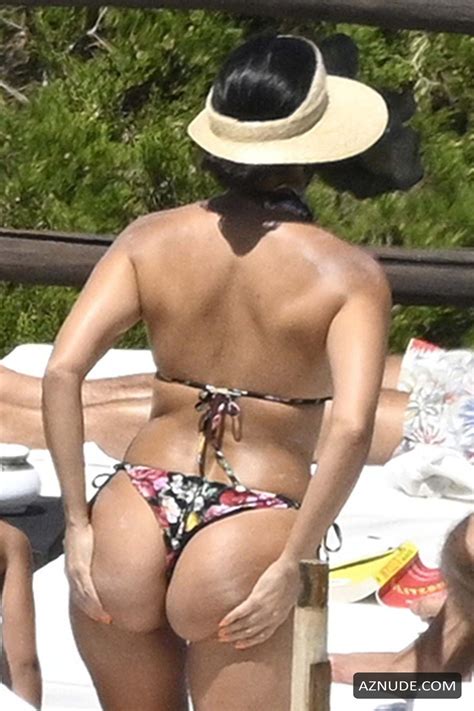 Kourtney Kardashian Enjoys Bikini Fun In Candid Snaps While Vacationing With Friends Off The
