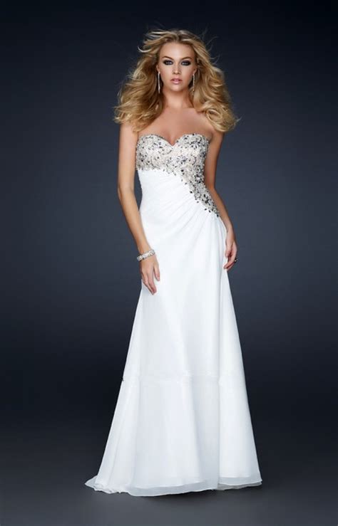 Chaque fille rêve d'être couronnée la reine du bal. Robe de bal blanche