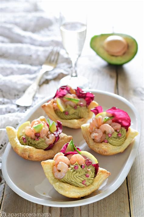 Stendere con il mattarello la pasta sfoglia e ritagliare delle strisce rettangolari di cm 2 per 12cm. Cestini di sfoglia con gamberetti e mousse di avocado ...
