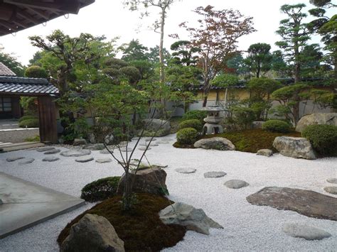 和niwa: 苔と砂利で落ち着いた和風庭園