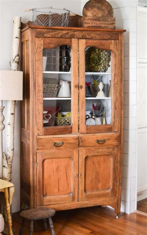 Display Shelves: How To Decorate Quickly & Inexpensively