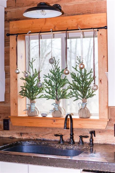 The kitchen is heavily insulated and new windows bring copious amounts of natural light. Easy Christmas Kitchen Window Garland | Christmas kitchen ...