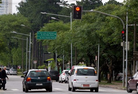 Sinal vermelho nova lei permite avançar semáforo fechado Blog da Zapay