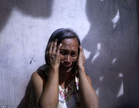 Justice system sa bansa kailangan munang maayos bago maibalik ang death penalty january 29, 2014 by phoebe dela cruz. Terrifying images show the death toll of the Philippines' war on drugs is rising | Daily Mail Online