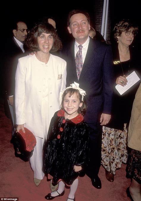La madre de mara wilson, suzie saphiro, estaba enferma de cáncer durante el rodaje de la película. Mara Wilson is unrecognisable from her Matilda character ...