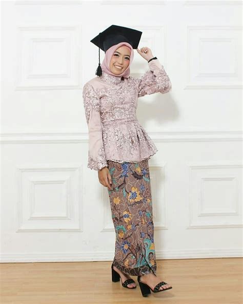 √ Baju Wisuda Cantik