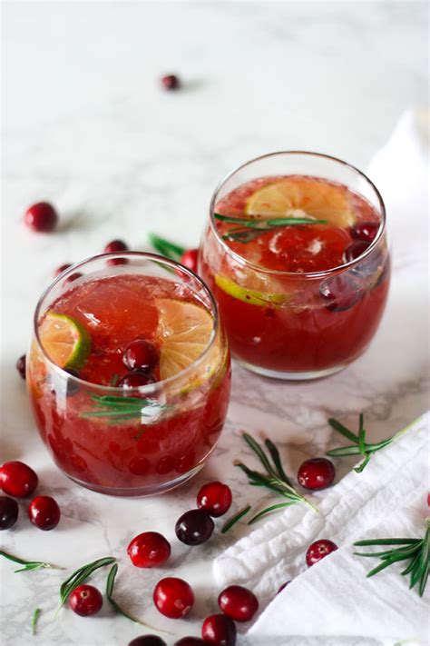 These 12 christmas drink recipes are easy to make & are sure to spread holiday cheer! Cranberry Rosemary Bourbon Cocktails | The Home Cook's Kitchen