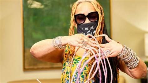 Texas Woman With Worlds Longest Fingernails Cuts Them After 30 Years