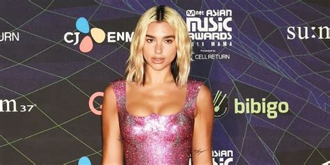 Learn about english singer and songwriter dua lipa biography, wiki, height, weight, age, boyfriend dua lipa is an english singer and model who first gained popularity for posting covers of popular. Dua Lipa Wears Versace To The 2019 Mnet Asian Music Awards - NYLON