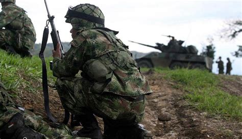 El ejército colombiano rechazó hoy el atentado terrorista perpetrado por la guerrilla del ejército de liberación nacional (eln) contra el oleoducto caño al menos 103 afrodescendientes de 33 familias tuvieron que desplazarse para protegerse de los combates de un grupo armado sin identificar con el. Ejército de Colombia asegura que las FARC mataron a un ...