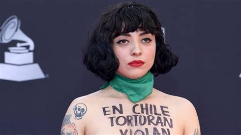 Mon Laferte Se Desnudó En Los Latin Grammy Para Denunciar Que En Chile Torturan Violan Y Matan