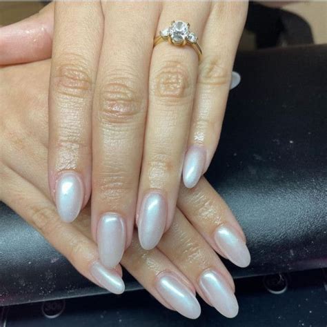 35 Hailey Bieber Pearl Nails Shiny Pearl Nails In 2023 Pearl Nails