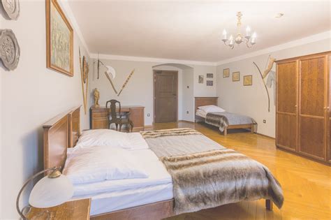 Historyczny zamek czocha został gruntownie odrestaurowany i zamieniony na luksusowy hotel i zaprasza hotel oferuje luksusowe pokoje jedno, dwu, trzyosobowe i pokój typu studio dla 4 osób. Pokoje - Zamek Czocha