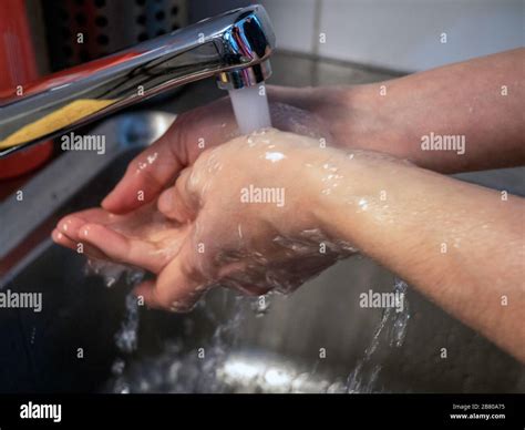 Une Femme Se Lave Bien Les Mains Dans Un évier De Cuisine Elle Se Met