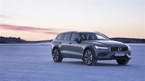 To learn more about the new 2020 v60 cross country, i traveled to the canadian rocky mountains to spend some quality time behind this new wagon's wheel. 2020-volvo-v60-cross-country-1 - NEWCAR-DESIGN