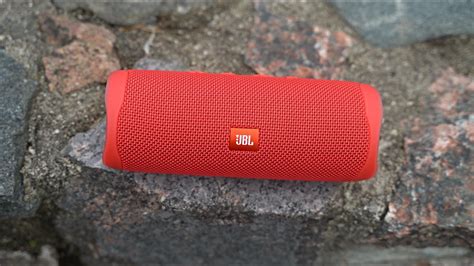 JBL Flip 5 Review in 2020 - Amazing Sound in a Compact Package! 