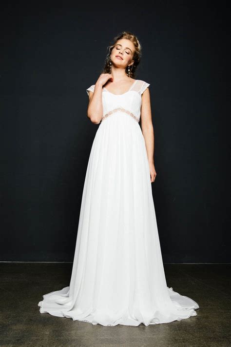 Besonders beliebt ist ein solches hochzeitskleid aufgrund seines hohen tragekomforts und. Empire Brautkleid in 2020 | Wedding dresses, Dresses, Boho ...