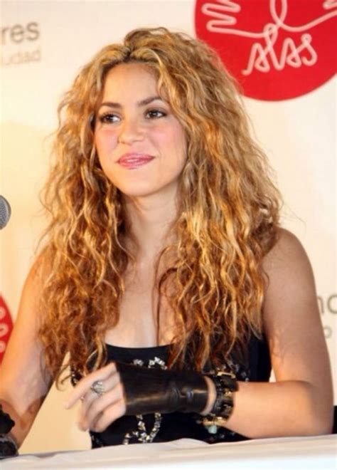 Shakira Permalı Saç Modeli Long Hair Perm Hair Styles Long Hair Styles