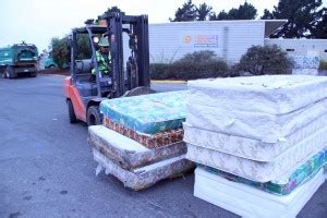 Oakland residents drop off jumbo-sized trash - Oakland North