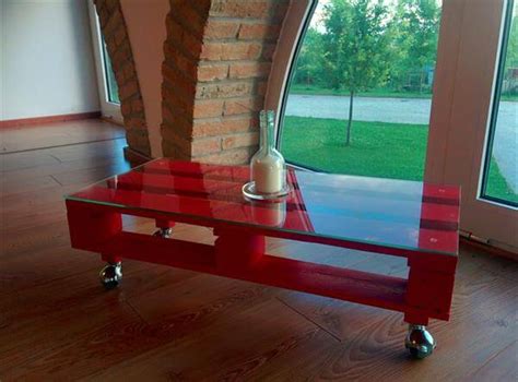 Bring all the comforts to your living room by adding this coffee table in the center that is a lovely pallet wood creation! Pallet Coffee Table with Glass Top and Wheels | 101 Pallets