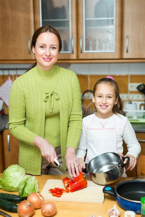 Madre Con La Hija Que Cocina En La Cocina Imagen De Archivo Imagen De