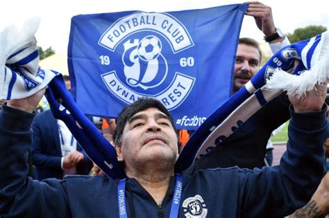 Ce montant étant une moyenne, il peut diminuer. Maradona découvre son nouveau club à bord d'un blindé ...