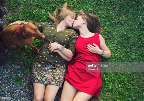 Lesbisk Par Med Hund Liggande På Gräset Bildbanksbilder Getty Images