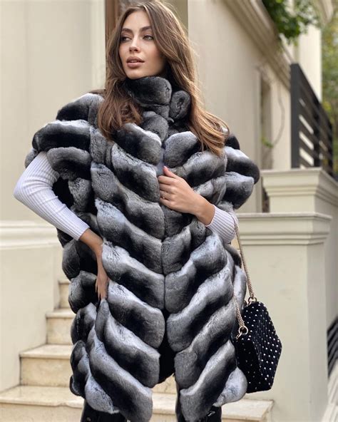 Pin By Angmojo On Fashion Style Chinchilla Fur Coat Chinchilla Fur Chinchilla Coat