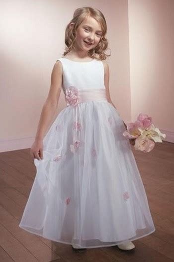 Se tua bambina deve fare la comunione, la cresima o la damigella a un matrimonio, sei sul sito giusto, fantaztico seleziona per te solo i capi dei migliori marchi di abbigliamento per bambini. Vestiti bambina eleganti da cerimonia