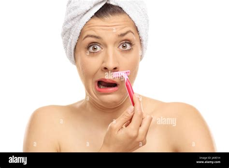 Schockiert Frau Rasieren Ihre Schnurrbart Mit Einem Rasiermesser Isoliert Auf Weißem Hintergrund