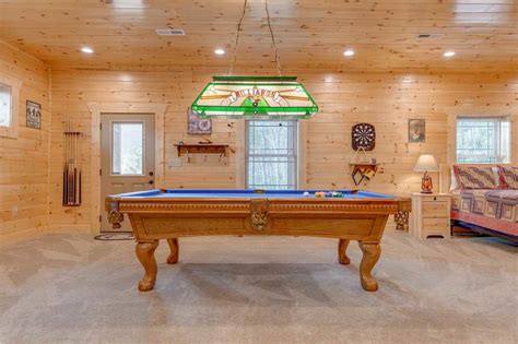 Lone Wolf Lodge in Gatlinburg w/ 3 BR (Sleeps10)