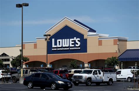 Lowe's Q4 same-store sales: 2.5% increase vs 3.6% expected