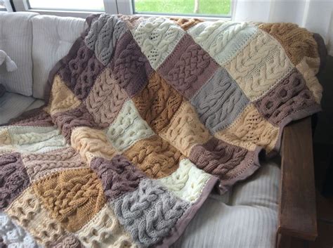 En este vídeo les enseño como tejer paso a paso un hermoso punto tejido a crochet con flores en dos colores y seis pétalos tejido en una sola pieza ; Resultado de imagen de como hacer una manta a cuadrados ...
