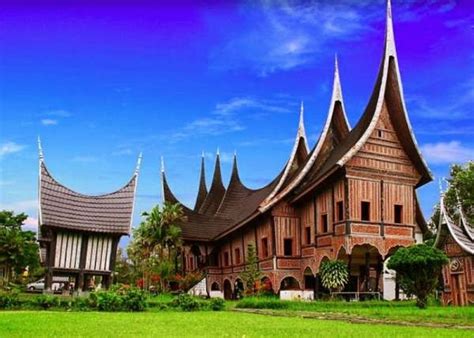 Berbeda dengan rumah adat yang lainnya di indonesia. Rumah Adat MINANGKABAU & Ciri Khasnya + Gambar LENGKAP
