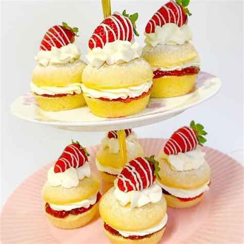 The Cutest Mini Victoria Sponge Cakes 🤗🍓🍰 Midweekbaking Dessert