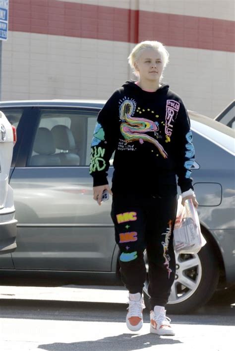 Jojo Siwa Out And About In Los Angeles 10232022 Hawtcelebs