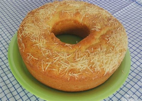 Selanjutnya masukkan telur, kuning telur serta gula tepung pada wadah lain, mixer dengan kecepatan sedang saat awal kemudian naikkan. Resep Bolu Panggang 4 Telur Anti Gagal - 6 Resep Bolu ...